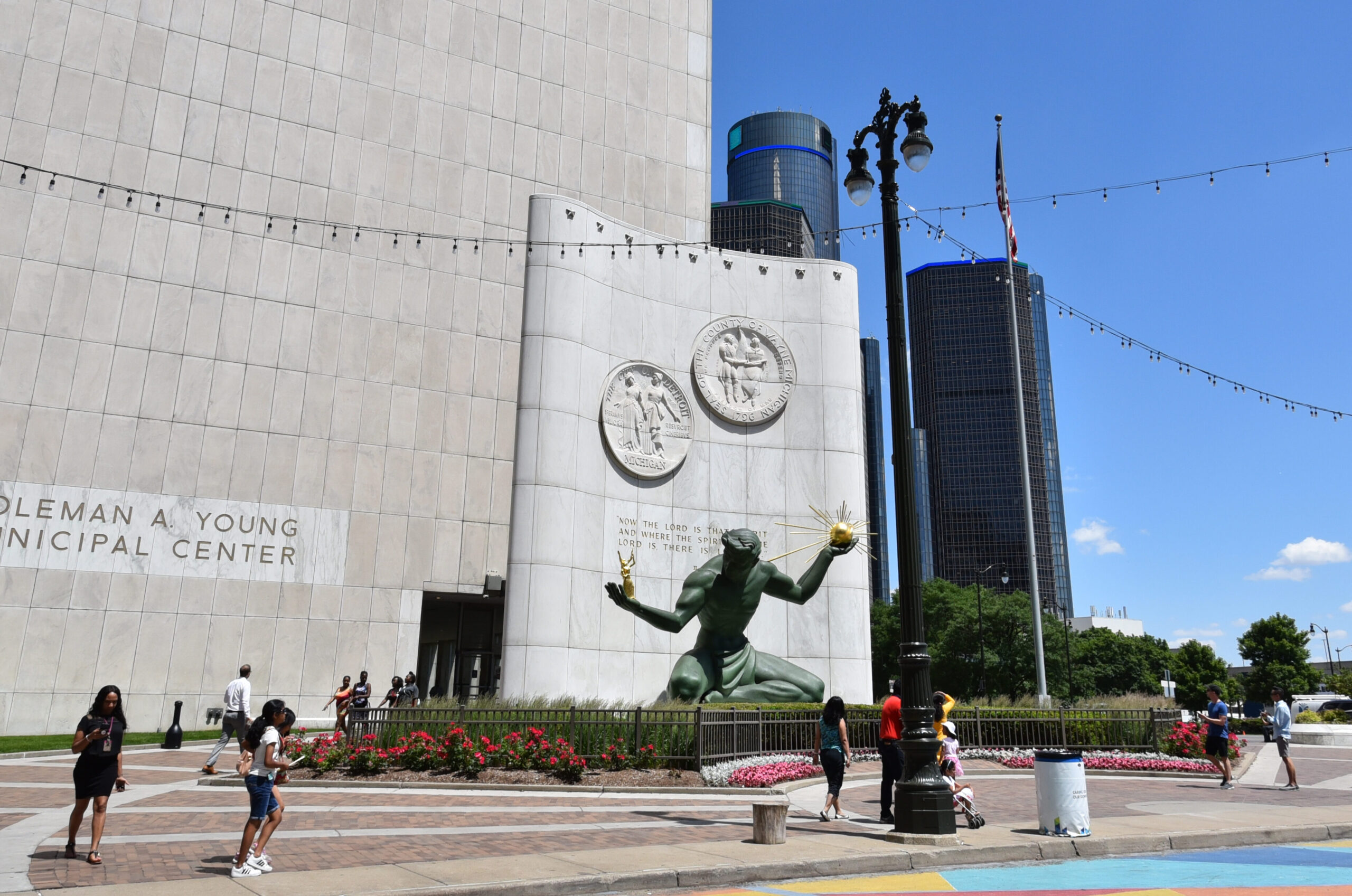 Image presenting Spirit of Detroit statue in front of Coleman A. Young Municipal Center