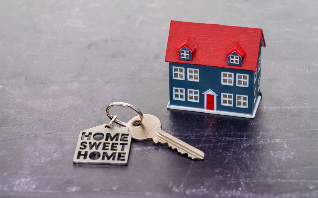 house keys with a key chain that reads "home sweet home"